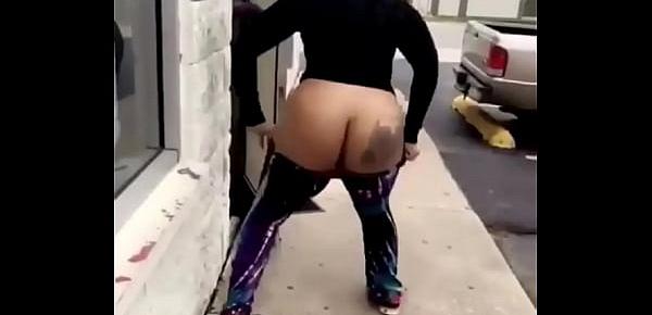  Fat Ass Black Beautician Pull Her Pants Down And Shake Her Ass